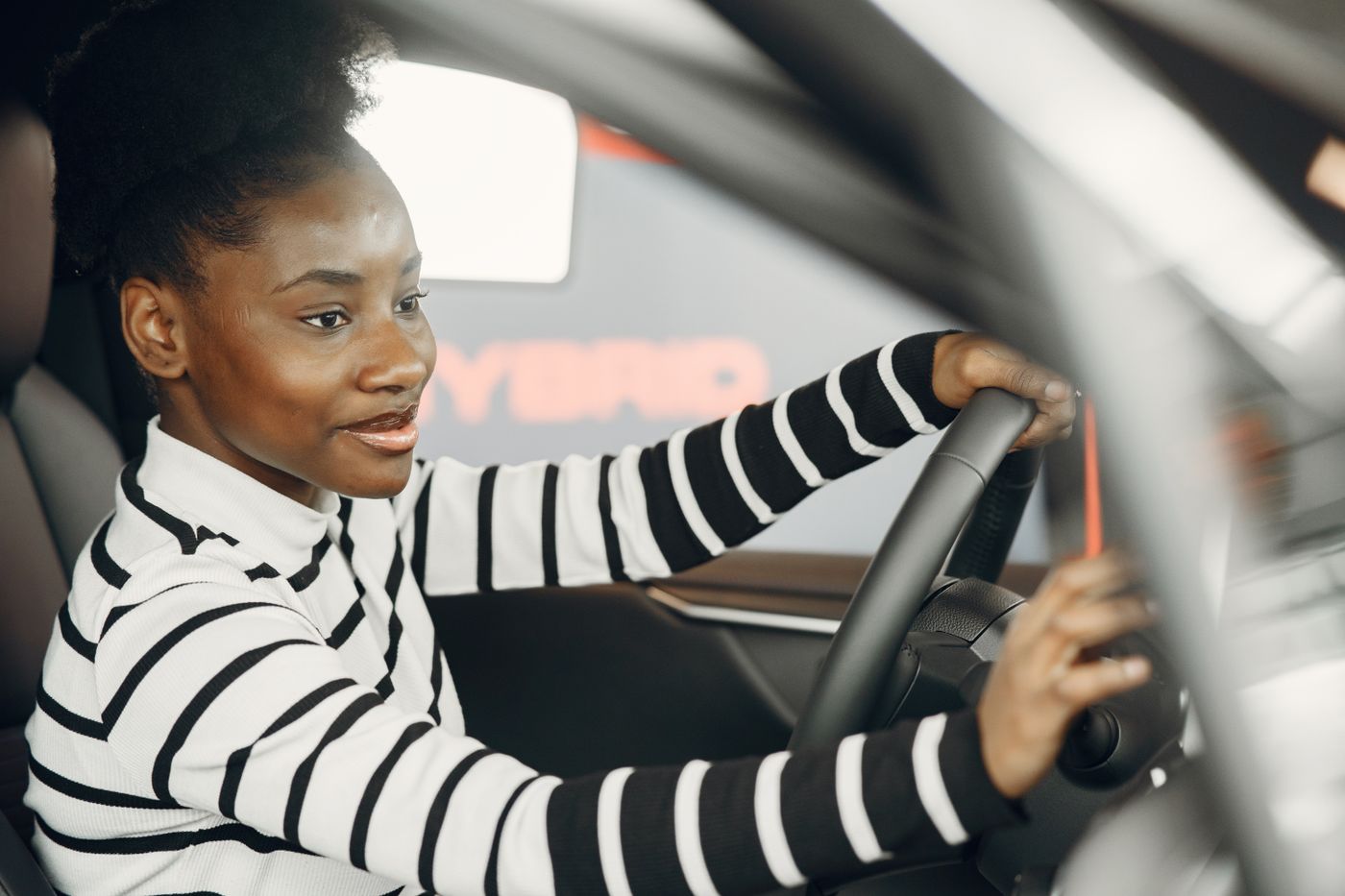 Allieva al volante durante una lezione di guida